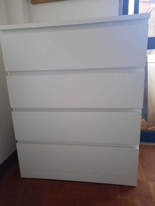 Comoda com 4 gavetas e mesa de madeira