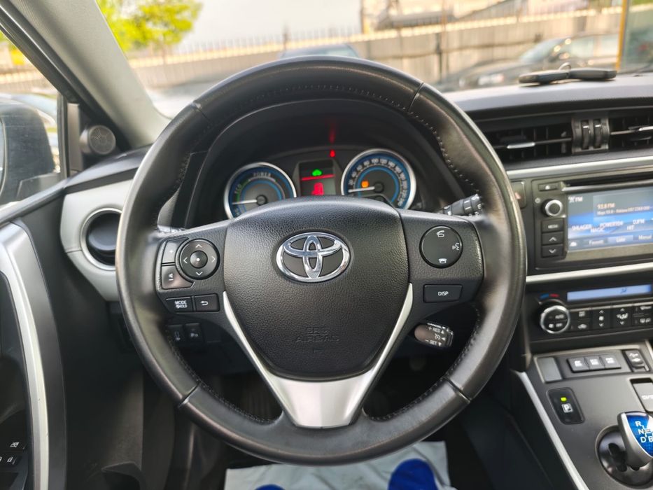 TOYOTA AURIS HYBRID 1,8 бенз+електро  2014