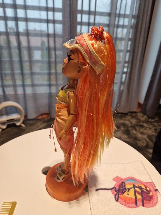 Lalka Rainbow High plażowa pomaranczowa