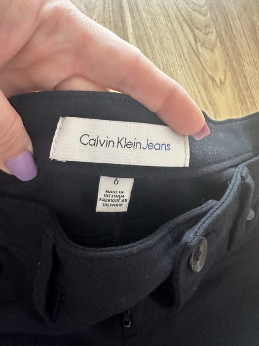 Czarne elastyczne spodnie rurki Calvin Klein S 36