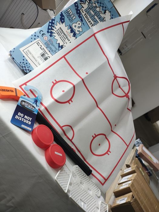 Toilet Hockey – zestaw do gry w hokeja w toalecie