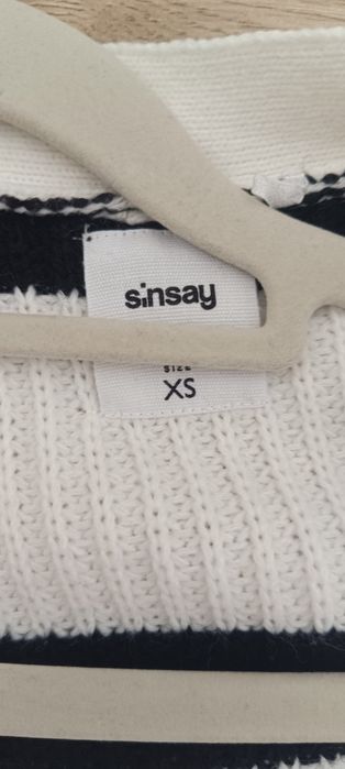 sweter w paski z guziczkami