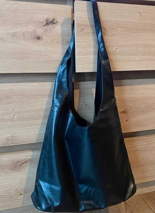 czarna torebka na ramie z kieszonką magnes pojemna lekka shopper hobo