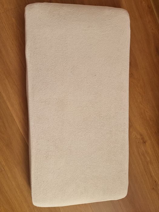Materac dziecięcy 120cm x 60 cm x 10 cm z podkładką nieprzemakalną i prześcieradłem frotte.