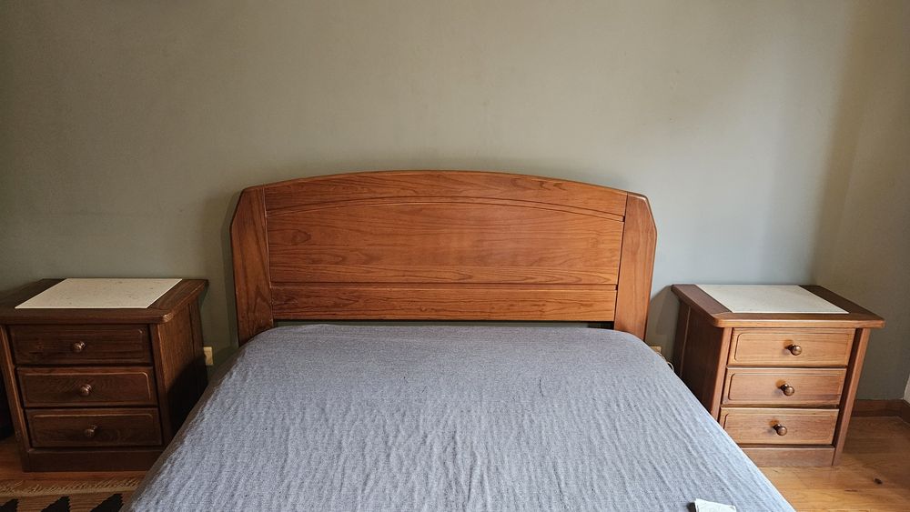 Mobília de quarto de casal em madeira maciça