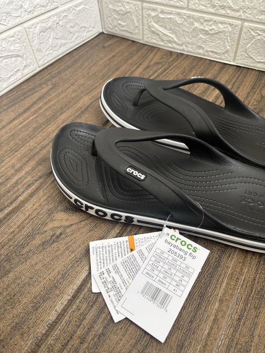 Чорно-білі в'єтнамки Crocs Bayaband Flip