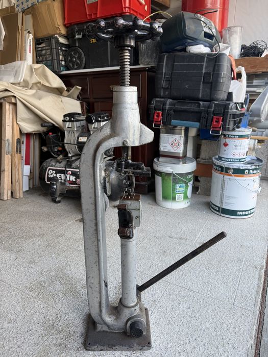 Maquina de sapateiro de pregar saltos