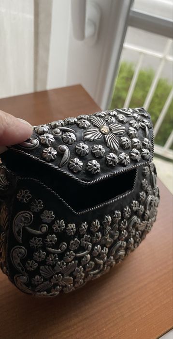 Lindíssima clutch / pochete, com aplicacoes prata