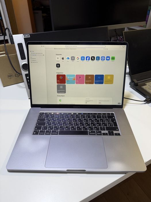 Book Pro 16” 2019 / Intel Core i7 / 16 GB RAM / 512 GB SSD