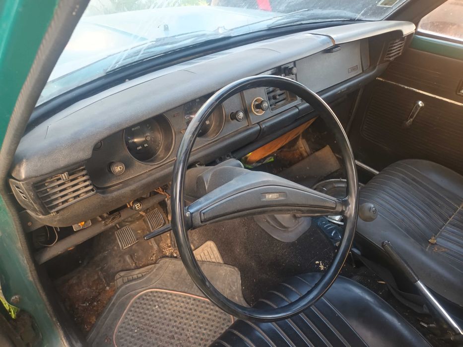 Toyota Corolla 1973 - Viatura para restaurar