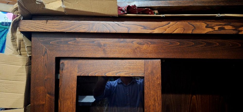 Cristaleira em madeira de castanho com 2 portas