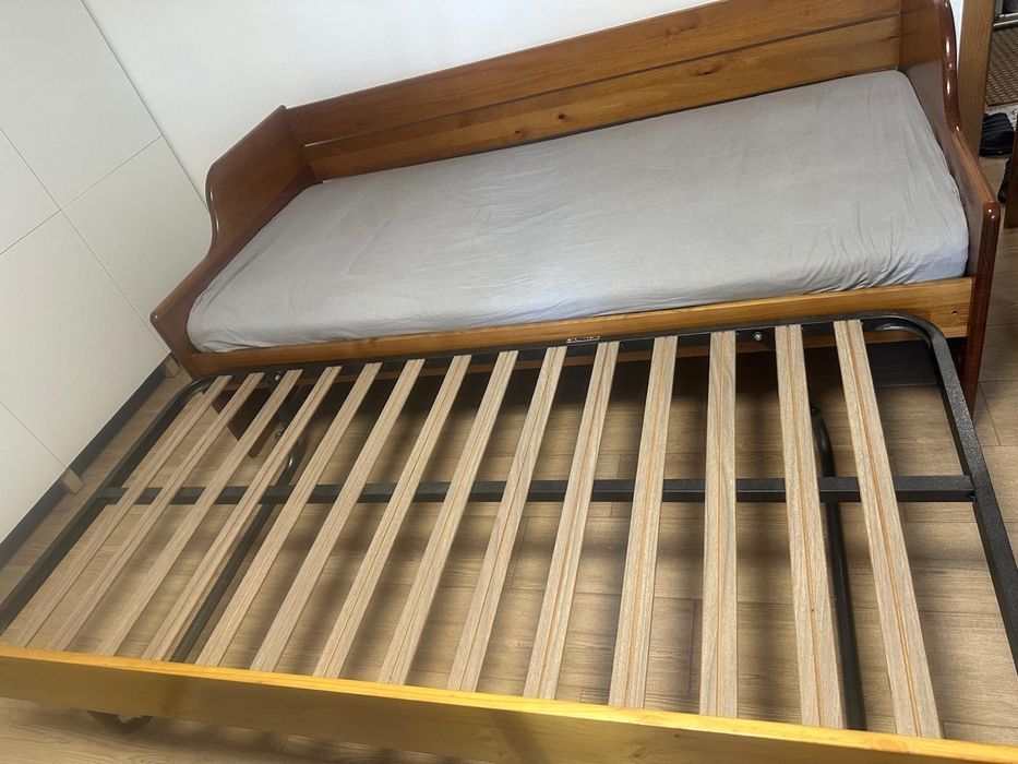 Cama de madeira singular