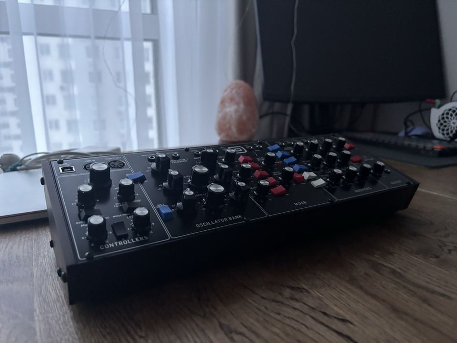 Синтезатор Behringer Model D