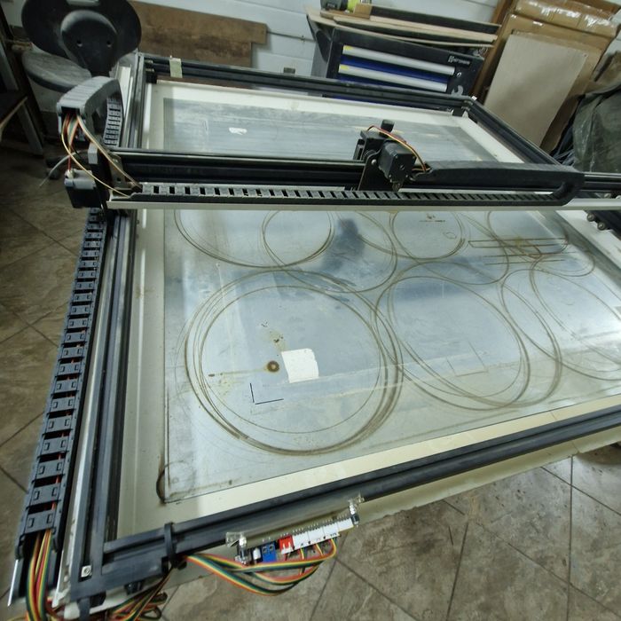 Laser, grawerka Cnc o mocy 10w i dużym polu pracy ponad 1000x1000mm.