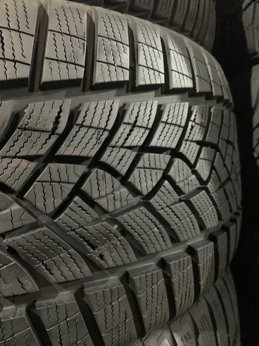 Шини б/у зима 215/65-17 Goodyaer ultra grip perfomance