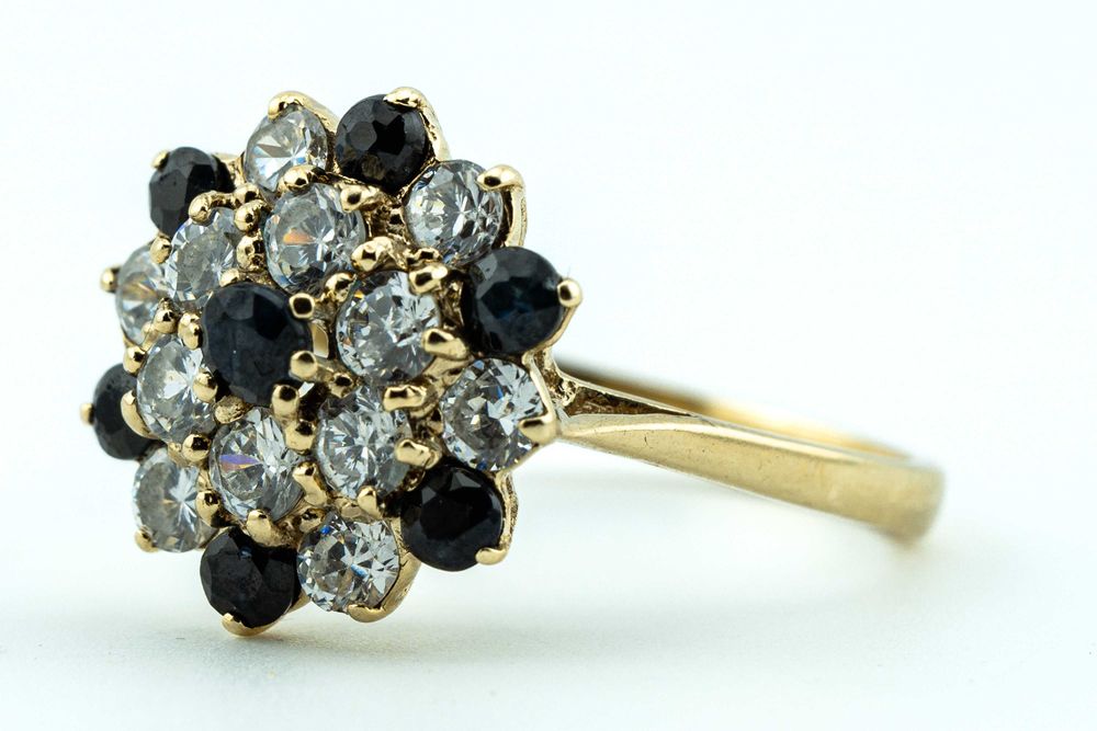 Ładny pierścionek kwiatek granatowe i białe cyrkonie złoto 375 r16