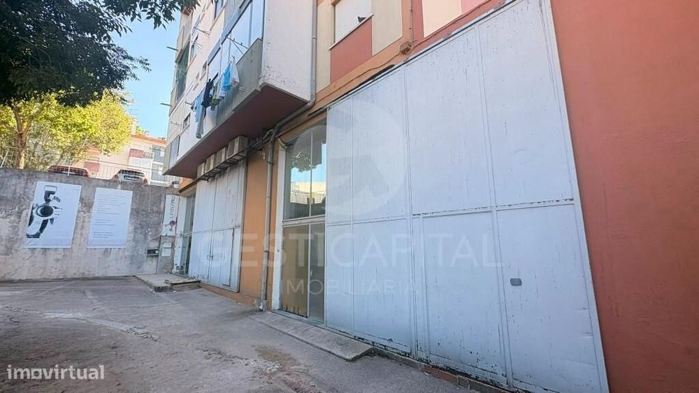 Armazém com 198 m2 na Buraca, Amadora