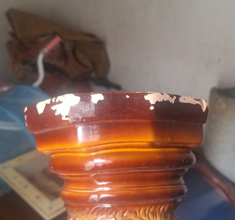 Coluna decorativa com figuras