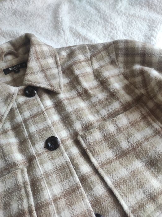Stylowa damska koszulowa kurtka typu shacket w modną kratę.
Ciepła, wy