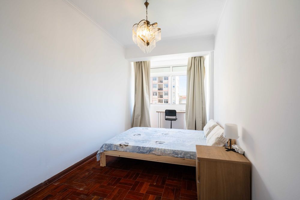 Quarto mobilado com cama de casal | 5 min Metro Pontinha | Ambiente tranquilo