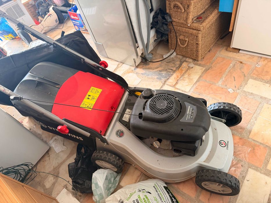 Máquina de Cortar Relva Usada – Bom Estado – Fácil de Usar