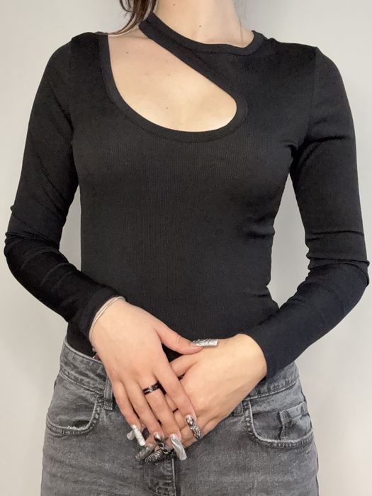 Чорне боді з асиметричним вирізом і декоративною вставкою