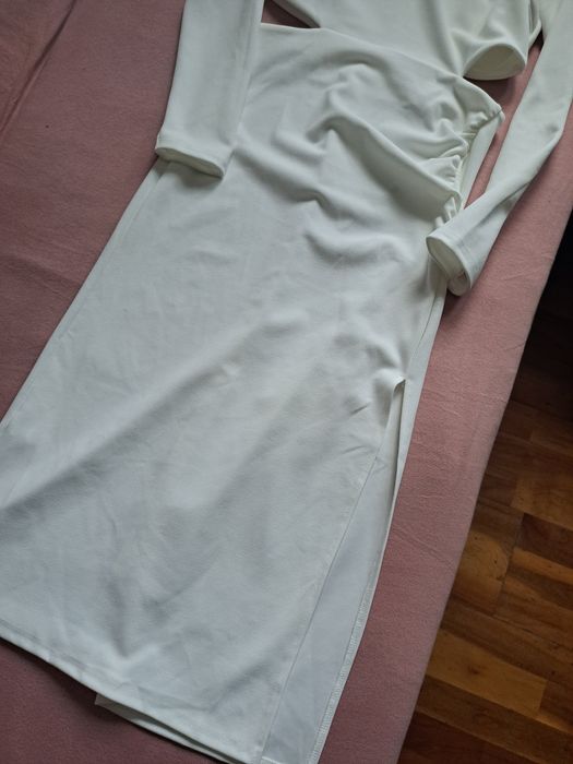 Biala elegancka sukienka z rozporkiem S