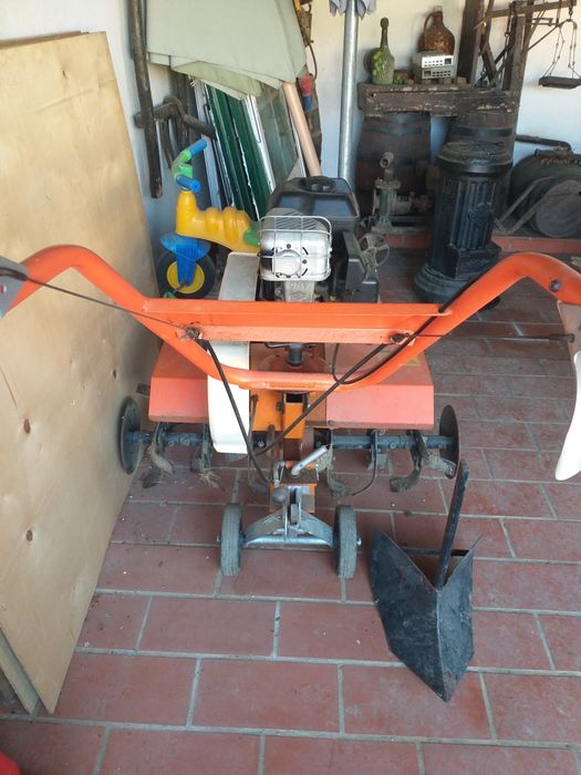 Motoenxada de marca Lena