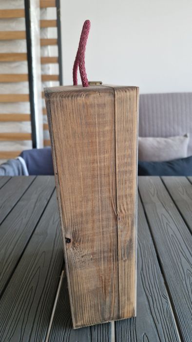 Caixa de madeira vintage para vinhos