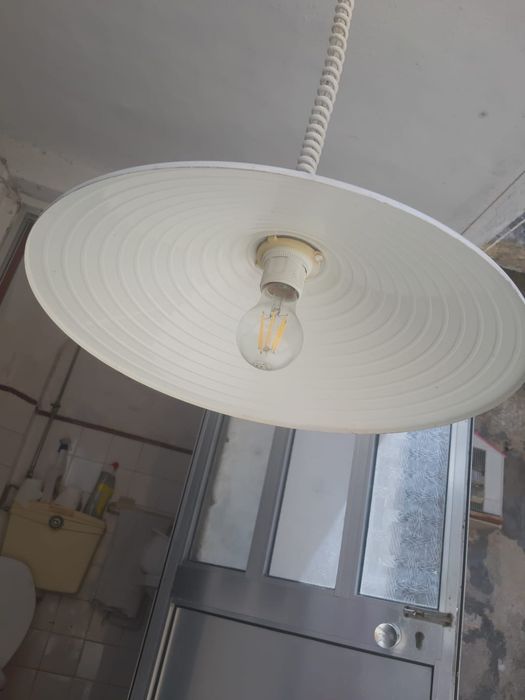 Candeeiro branco de teto