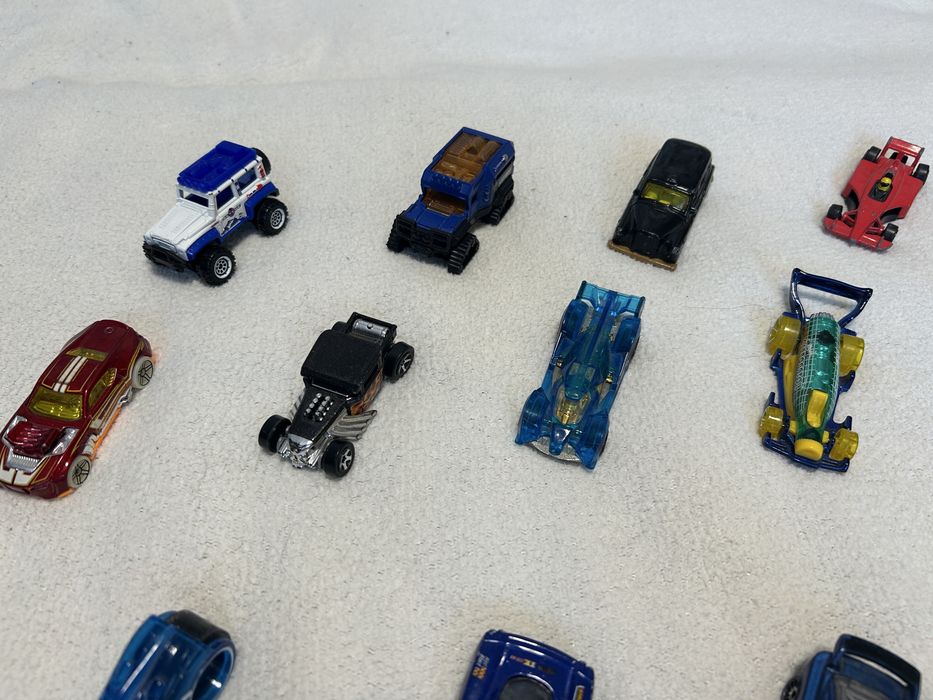 HotWheels колекційні машинки - мініатюрні моделі