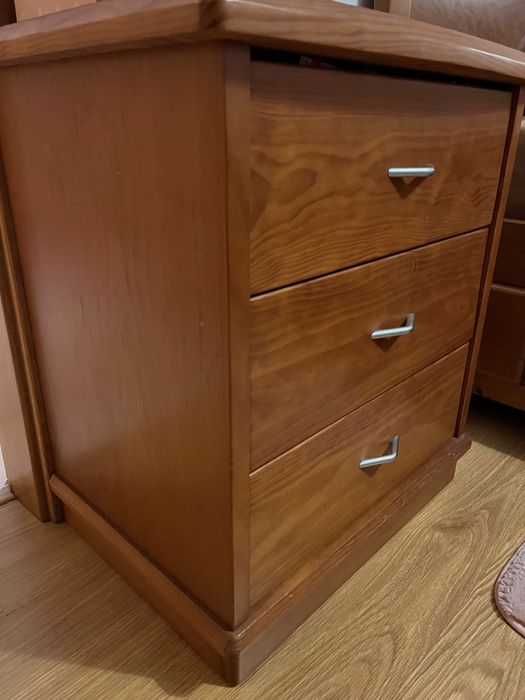 Cama e mesa de cabeceira em madeira de cerejeira