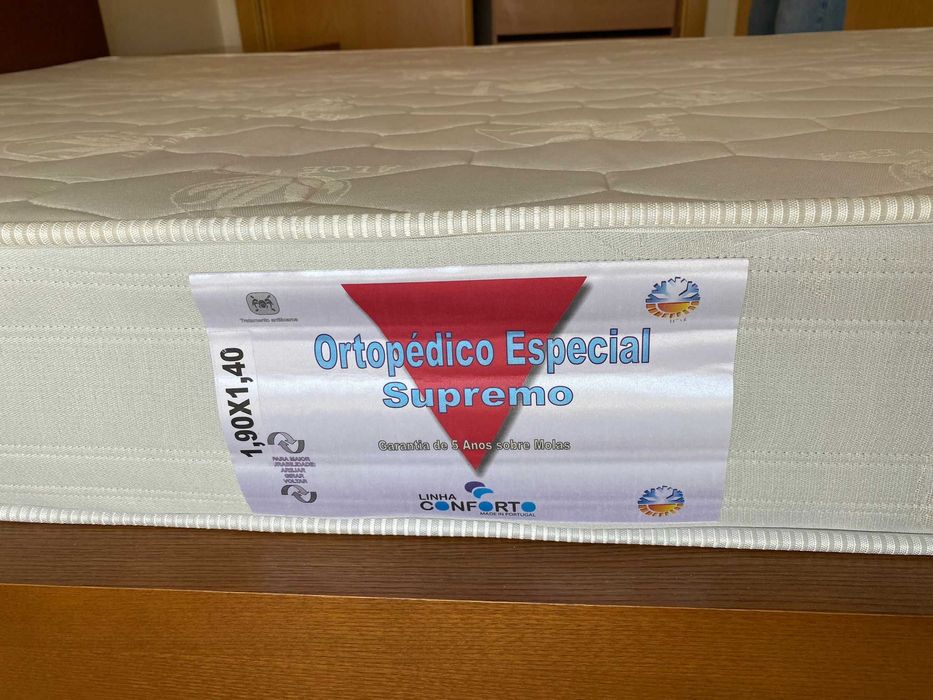 Cama de casal, colchão e mesas de cabeceira em madeira ótimo estado