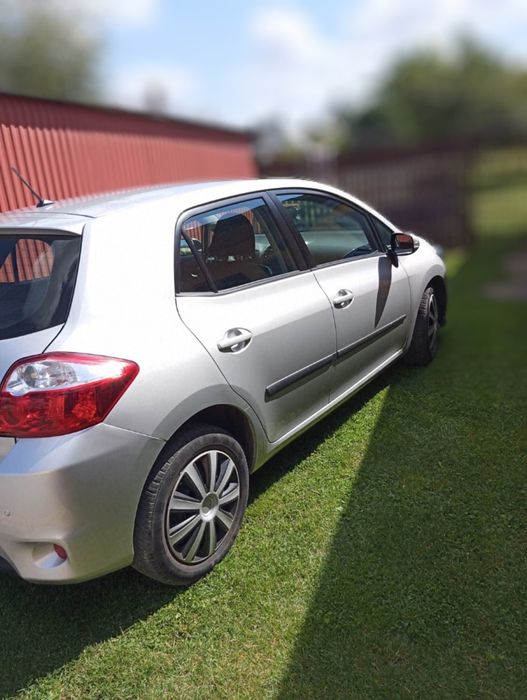 Toyota Auris - srebrny metalik 2010 r.