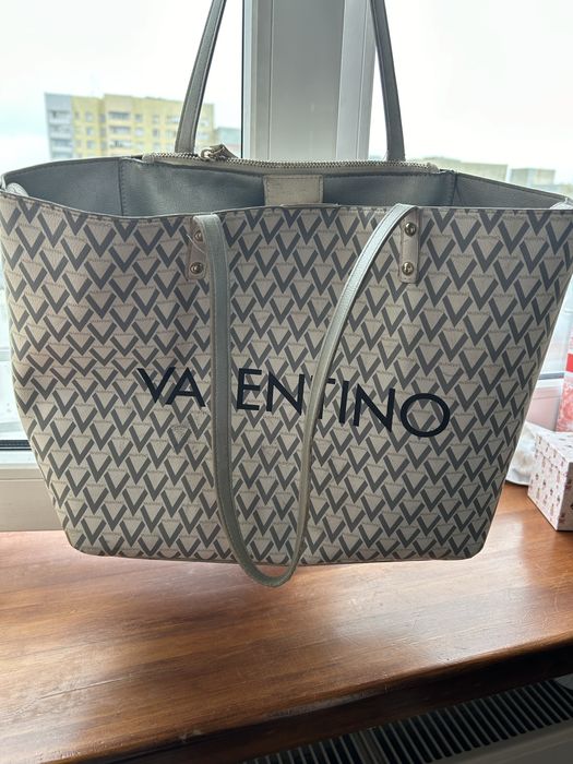 Torba Valentino logowana z kieszonka w srodku