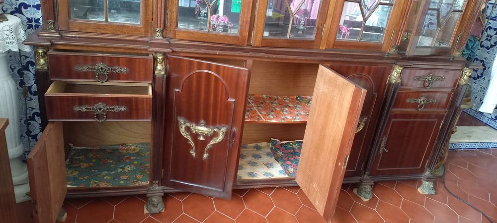 Cristaleira antiga de casa de jantar