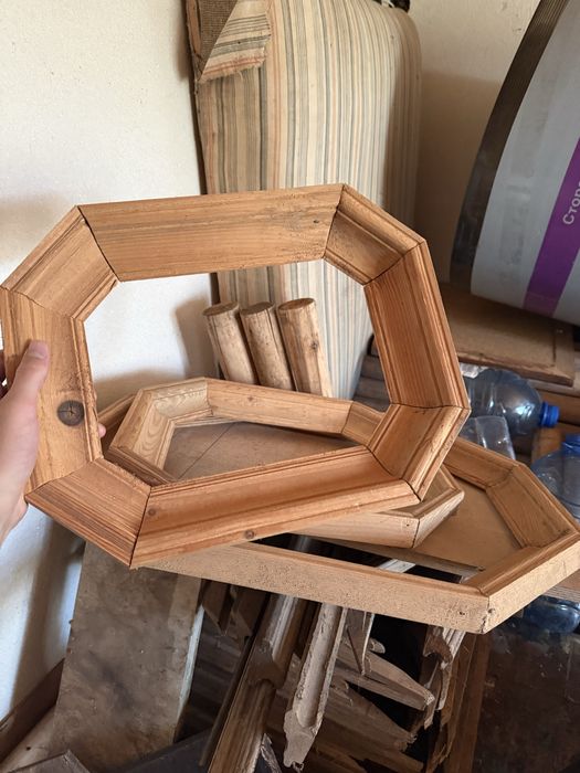 Рамки з дерева для картин, вивісок