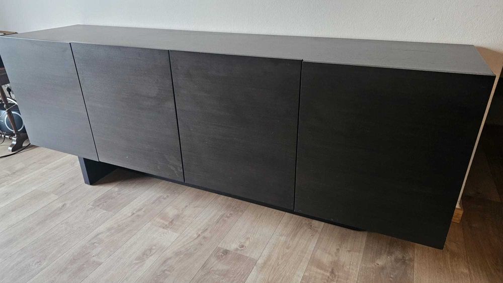 Aparador moderno preto – com muito espaço de arrumação