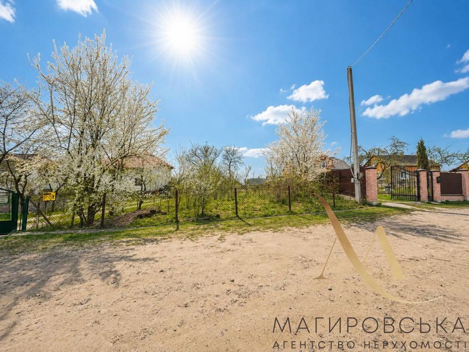 Продаж ділянки з усіма комунікаціями в Оброшино. Центр села