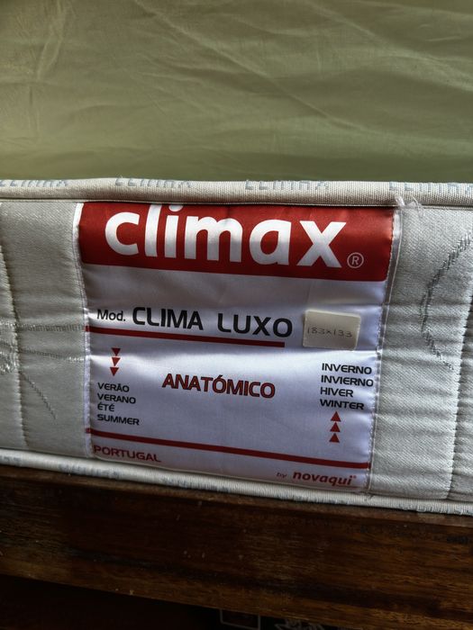 Cama casal e colchao e mesas de cabeceira