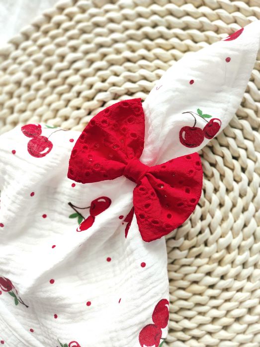 Muślinowa chustka z daszkiem wiązana na lato czapka z muślinu wisienki