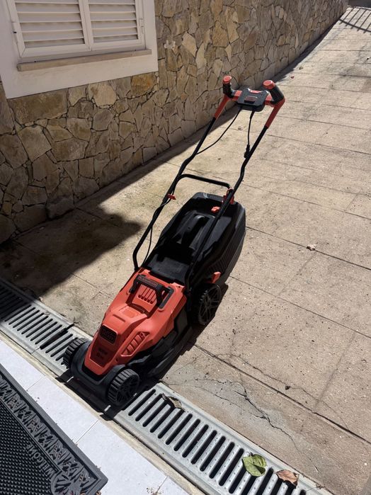 Máquina de cortar relva