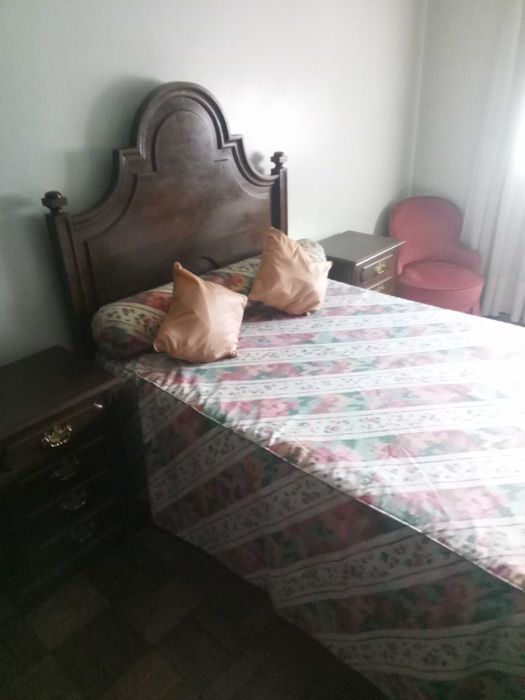 Moveis de quarto em madeira maciça, candeeiros etc..