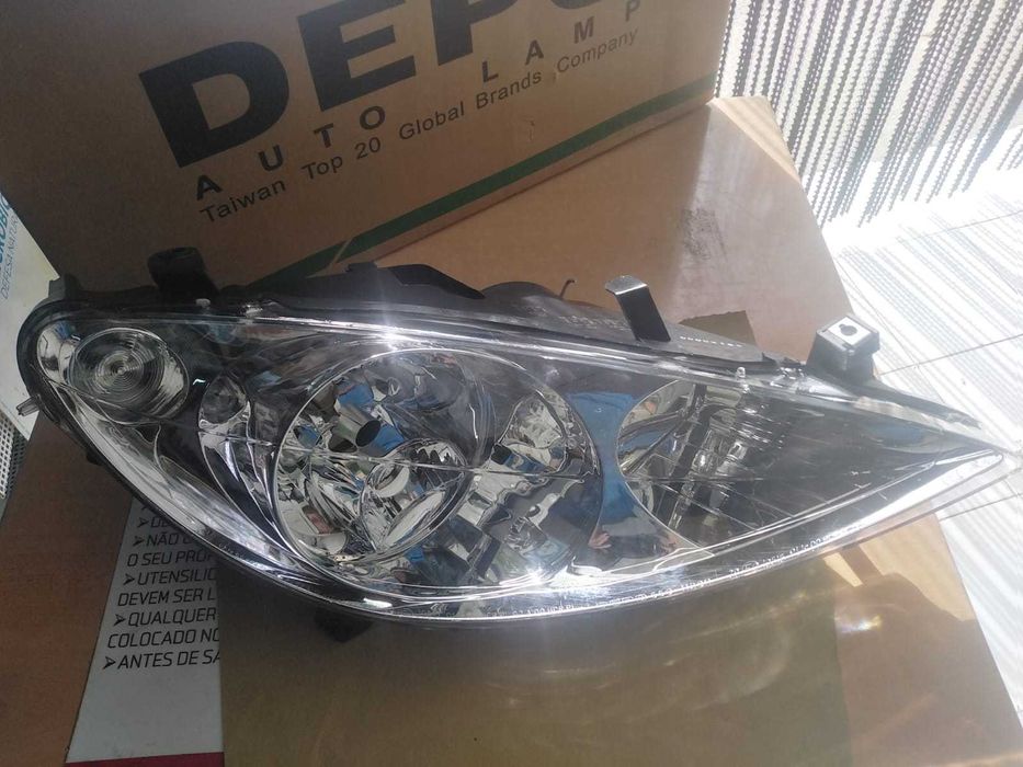 Farol Direito Peugeot 307 de 2001 Novo