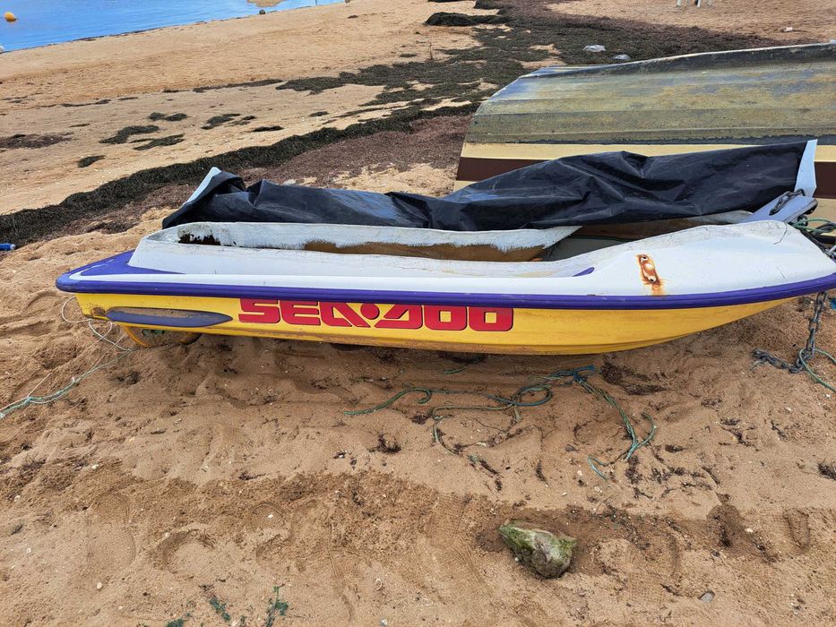 Barco auxiliar a remos