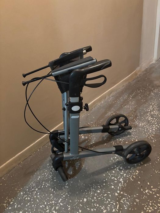 Balkonik Chodzik Russla Vital plus z siedziskiem na kółkach skladany