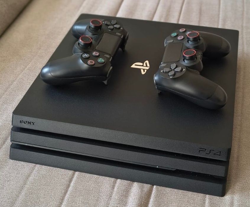 PS4 PRO 1TB + 2 comandos