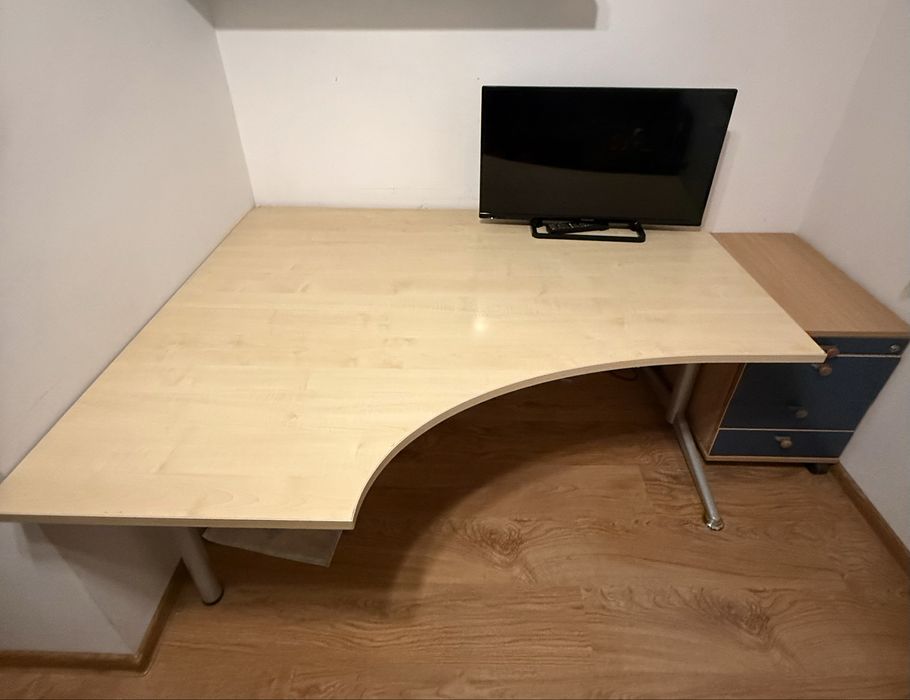 Przestronne biurko narożne + kontenetek pod biurko
