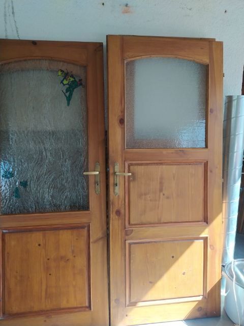 Drzwi drewniane w świetnym stanie.
