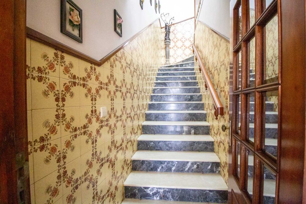 Moradia unifamiliar com dois pisos e logradouro